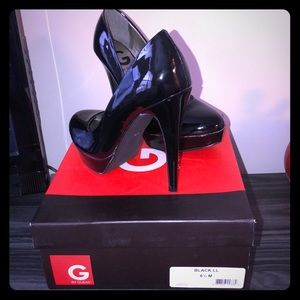 Black Guess Roundtoe Pumps